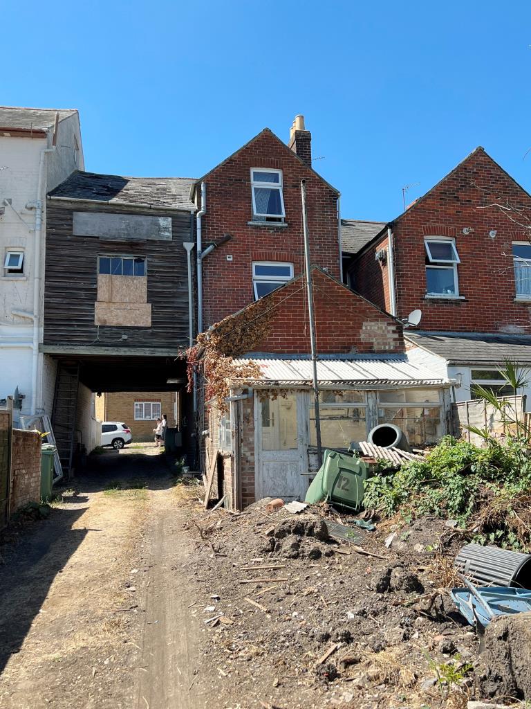 Lot: 118 - HOUSE FOR IMPROVEMENT AND ATTACHED TWO STOREY WORKSHOP WITH POTENTIAL - 